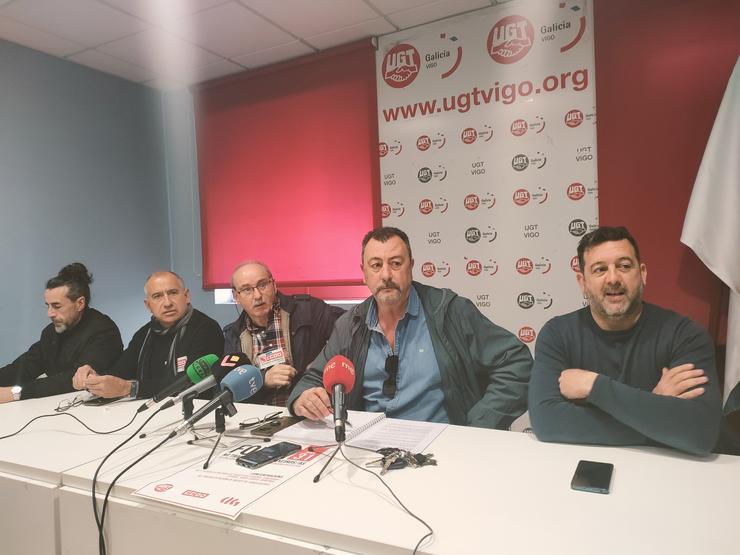 Representantes de UXT, CCOO e  CIG na rolda de prensa celebrada en Vigo para informar da folga do transporte de viaxeiros por estrada convocada en Galicia para o 31 de marzo de 2023. 