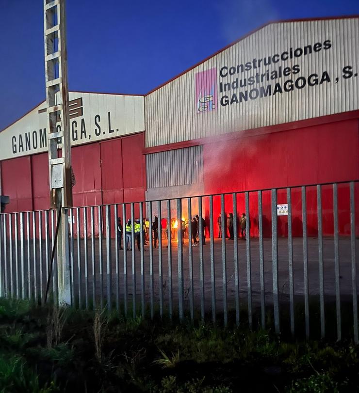 Traballadores de Talleres Ganomagoga ás portas das instalacións, en Ponteareas / CIG - Arquivo