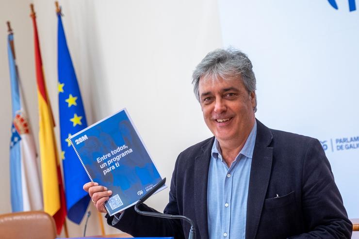 Pedro Puy, portavoz parlamentario do PPdeG, exhibe o programa marco dos populares coas achegas de Galicia. PPDEG / Europa Press