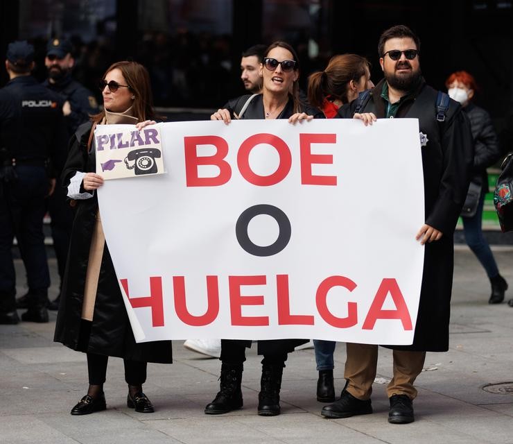Un grupo de letrados da Administración de Xustiza (LAJ) suxeitan unha pancarta durante unha manifestación  / Eduardo Parra - Europa Press