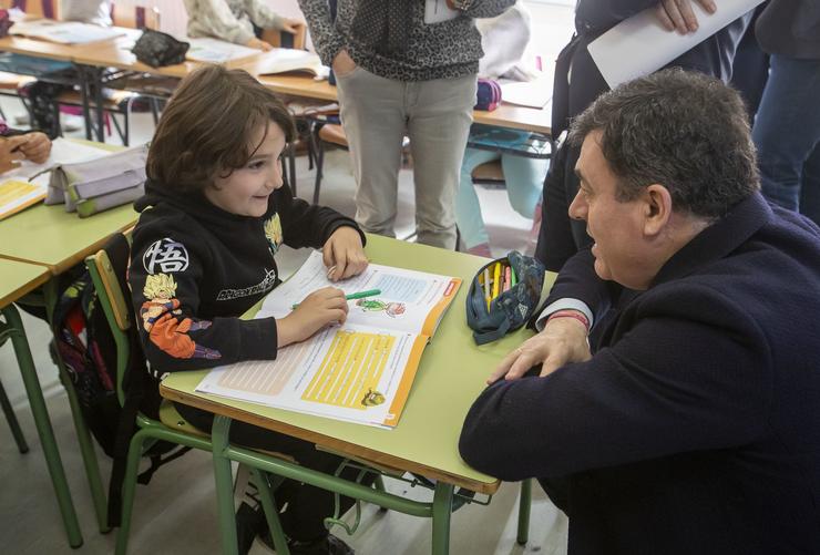 Román Rodríguez, na súa visita ao CEIP Fontiñas.. Xunta de Galicia 