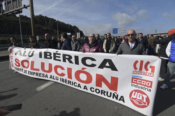 Concentración de ex traballadores fronte á fábrica de Alu Ibérica situada na Coruña / M. Dylan
