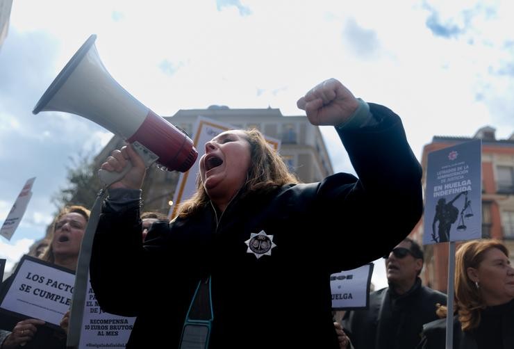 Unha letrada da Administración de Xustiza (LAJ) grita cun megáfono en man durante unha manifestación desde Callao a San Bernardo 45, a 9 de marzo de 2023, en Madrid (España). O comité de folga dos LAJ convocou hoxe unha nova protesta tras a. Eduardo Parra - Europa Press