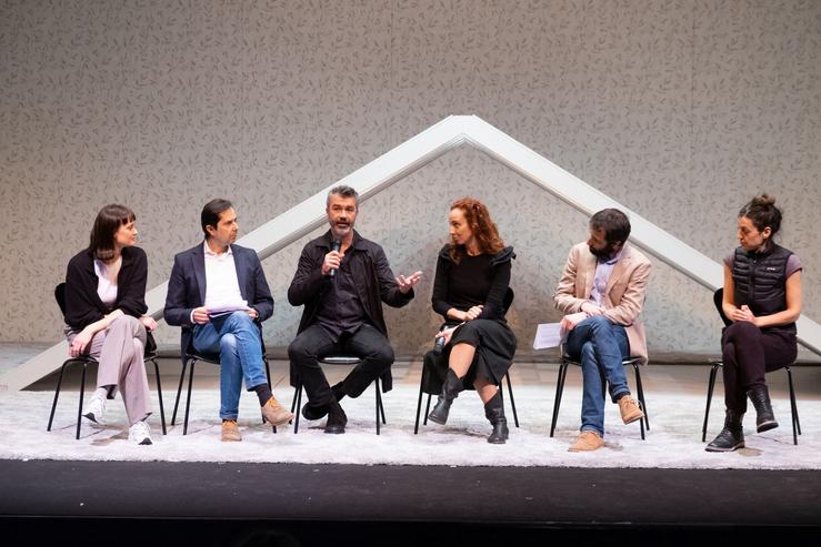 O director da Axencia Galega dás Industrias Culturais, Jacobo Sutil,  presenta o espectáculo 'Un hotel de primeira sobre ou río' xunto aos directores de escena, Gonçalo Guerreiro e María Torres, e demais membros do equipo artístico. XOÁN CRESPO 