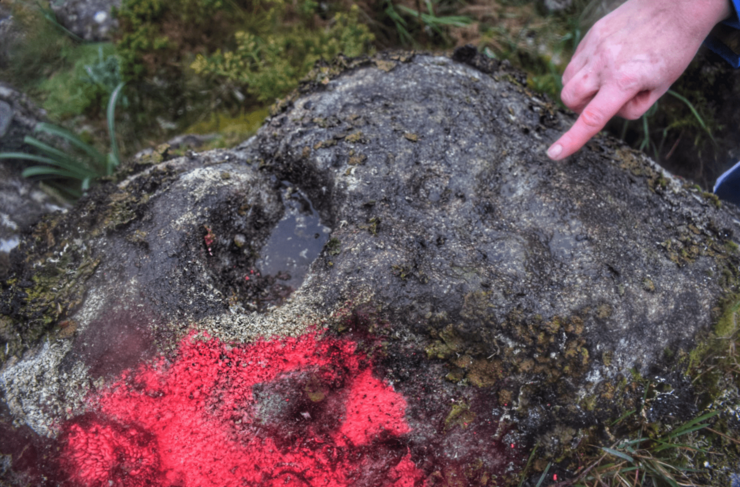 'Cazoletas' prehistóricas no Monte Acibal, marcadas con pintura vermella para a súa presunta próxima voadura.