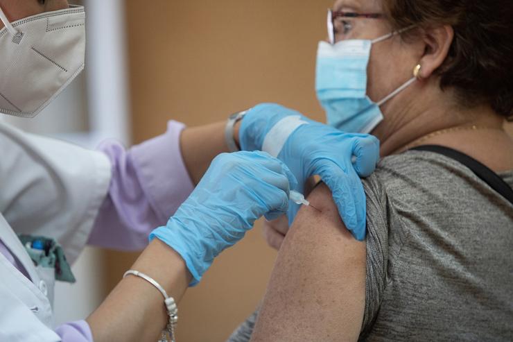 Arquivo - Unha enfermeira vacúa a unha muller contra a gripe e o Covid. María José López - Europa Press - Arquivo / Europa Press