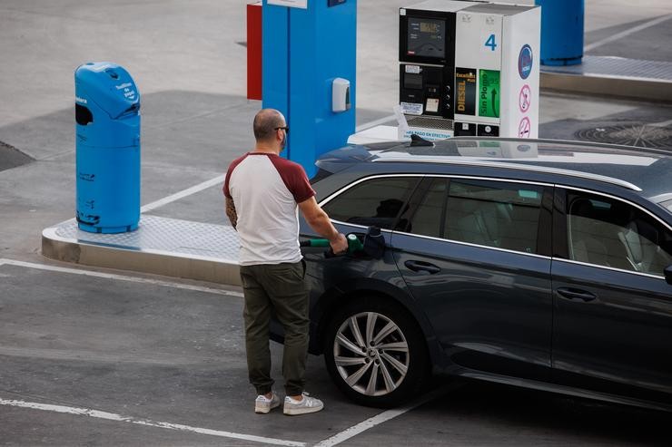 Un home enche carburante nunha gasolineira / Europa Press