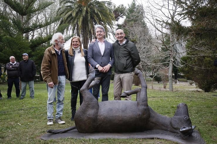 Escultura dun burro de bronce inaugurada en Pontevedra 