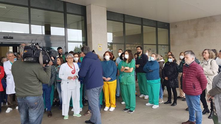 Concentración de persoal do Hospital do Barbanza, en Ribeira (A Coruña), convocada pola CIG.. CIG 