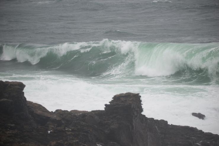 Arquivo - Praia de Montalbo e punta Faxilda con ondada, a 16 de xaneiro de 2023, en Sanxenxo, Pontevedra, Galicia (España).  A borrasca Gérard, sétima da tempada, adiántase á borrasca Fien e afectou hoxe a España con vento, forte ondada, ne. Gustavo da Paz - Europa Press - Arquivo