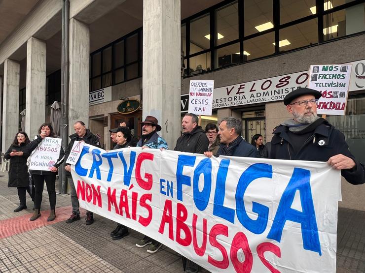 Concentración de traballadores da CRTVG nunha nova xornada de protestas fronte ao Parlamento de Galicia coincidindo coa comisión de control do ente público. / Europa Press