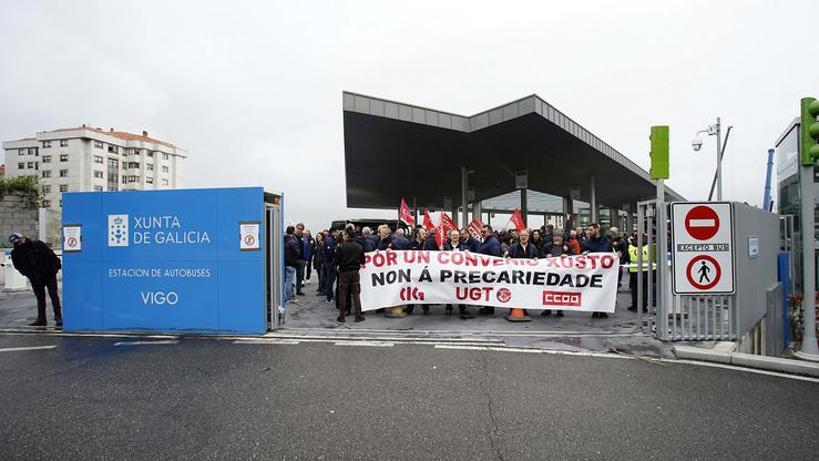 Varias persoas protestan durante unha concentración pola folga do transporte de viaxeiros 
