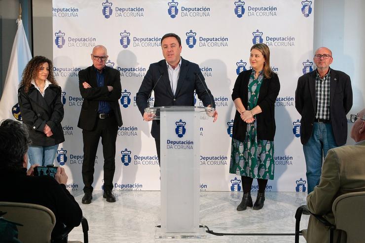 O presidente da Deputación da Coruña, Valentín González Formoso, e o vicepresidente provincial, Xosé Regueira, presentan o plan para impulsar residencias para maiores na provincia / DEPUTACIÓN DA CORUÑA  - Europa Press