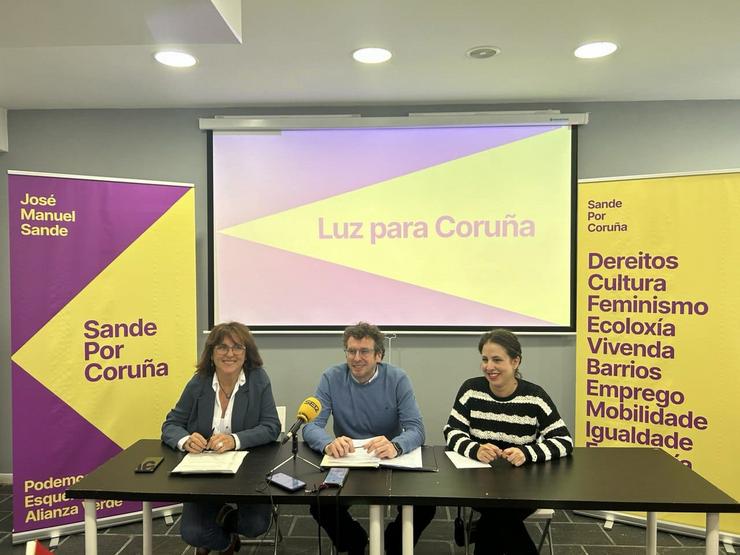 O ex candidato á alcaldía da Coruña, José Manuel Sande, acompañado pola coordinadora local de Esquerda Unida, Carmen Armada, e a responsable de Podemos na Coruña e concelleira non adscrita no consistorio coruñés, Isabel Faraldo.. PODEMOS