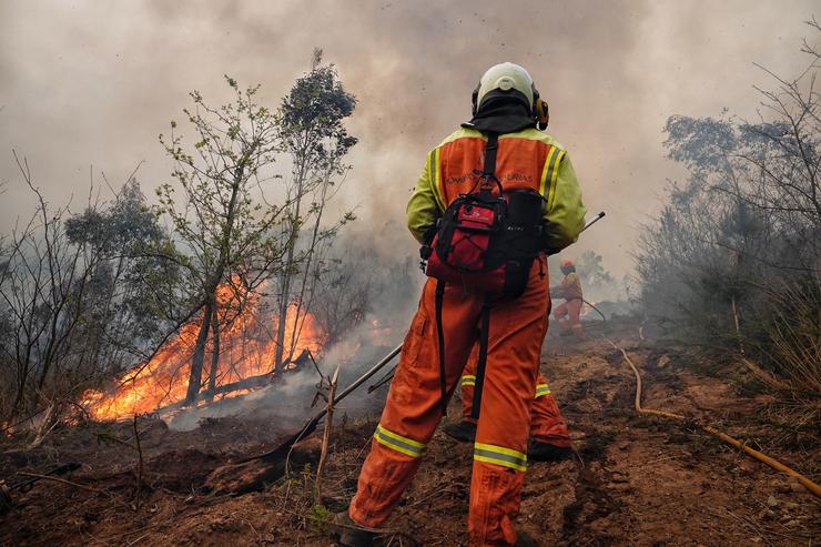 Bombeiros de Asturias traballan no incendio dos concellos de Valdes e Tineo 