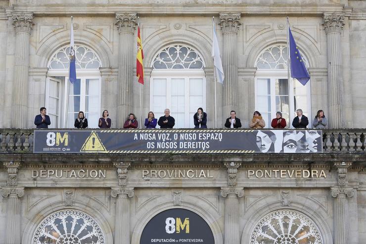 O despregamento dunha lona na fachada do Pazo Provincial de Pontevedra abre a programación do 8M. DEPUTACIÓN DE PONTEVEDRA / Europa Press