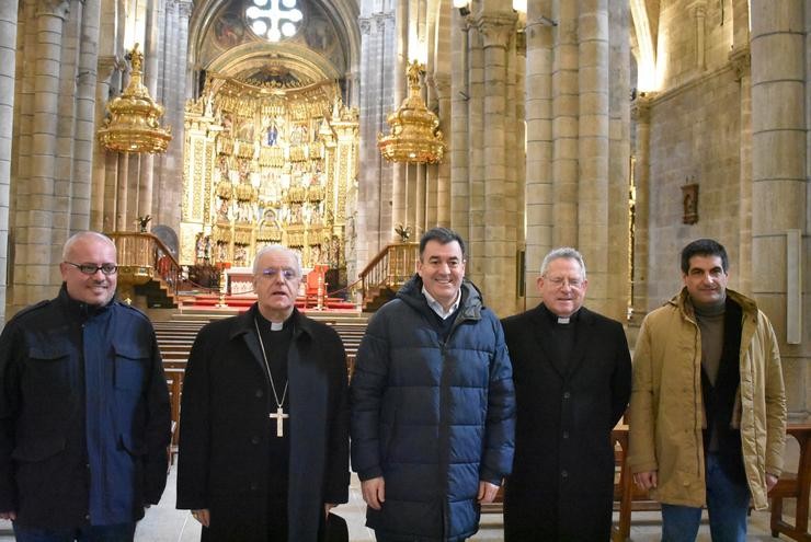 O conselleiro de Cultura, Román Rodríguez, visitou xunto co bispo de Ourense, Leonardo Lemos, a Catedral de Ourense. XUNTA 