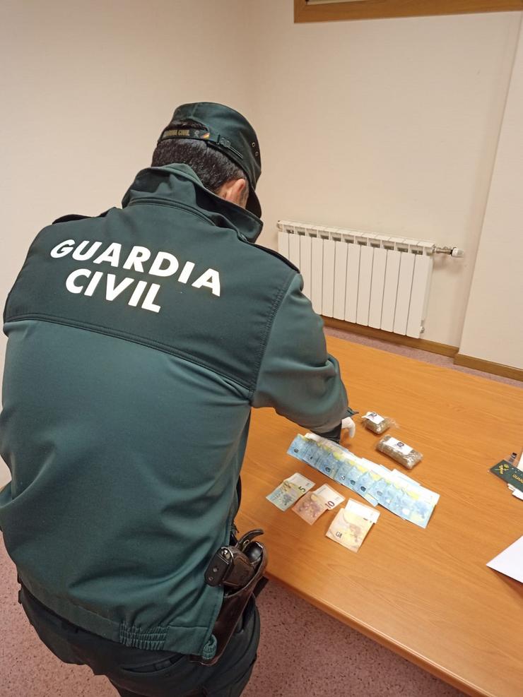 Sustancias e diñeiro incautado a un detido en Ourense.. GC OURENSE / Europa Press