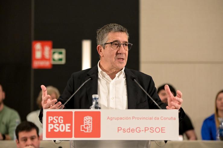 O portavoz do PSOE no Congreso, Patxi López, intervén durante o Comité Provincial do PSDEG-PSOE provincial da Coruña, no Hotel Attica, a 4 de marzo de 2023, na Coruña, Galicia.. M. Dylan - Europa Press