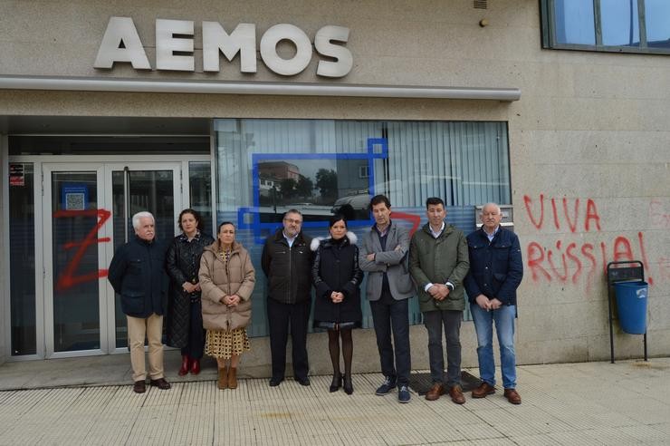 A alcaldesa de Mos, Nidia Arévalo, con membros da corporación e empresarios, condenan as pintadas na sede de Aemos / Europa Press