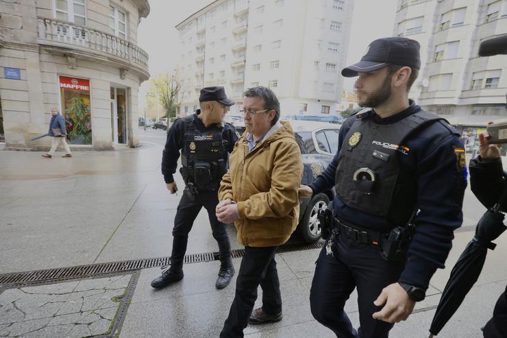 Dous axentes de Policía Nacional levan ao acusado dun triplo crime, José Luís Abet, ao xuízo que arrinca hoxe na Audiencia Provincial de Pontevedra / Europa Press