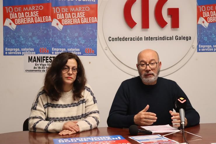 O secretario comarcal da CIG en Vigo, Alberte Gonçalves, e Raquel Pérez, integrante da Executiva, presentan os actos con motivo do 10 de marzo.. CIG VIGO 