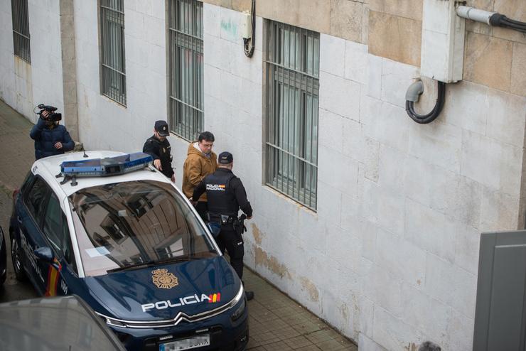 Dous axentes de Policía Nacional levan ao acusado do triplo crime, José Luís Abet, á Audiencia Provincial de Pontevedra / Europa Press