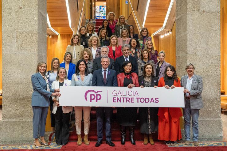 As mulleres do Grupo Popular co presidente do partido, o presidente do Parlamento e o portavoz parlamentario.. PPDEG 
