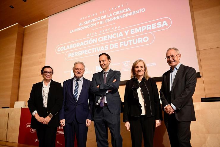 Os participantes da mesa redonda organizada pola Fundación Premio Rei Jaume I. FPRJ 