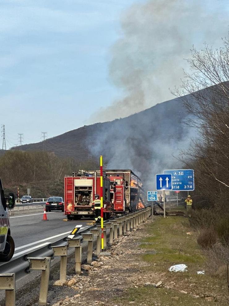Incendio dun camión con madeira na A-52, sentido Benavente, en Lubián.. GARDA CIVIL / Europa Press