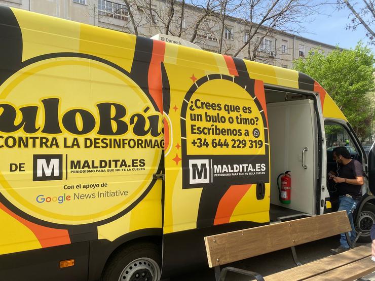 A fundación Maldita.es, co apoio de Google News Initiative, idea un 'BuloBús', un microbús que comezará desde o 11 de abril de 2023 unha ruta por 20 municipios rurais co fin de achegar a alfabetización mediática aos pobos de España 
