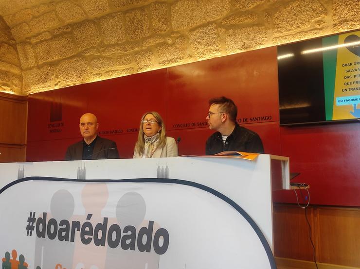 A concelleira de Políticas Sociais, Mila Castro; o vicepresidente e coordinador de ALCER Coruña, Alfredo Saborido; e o presidente da SD Compostela, Carlos Xesto.