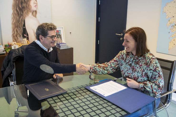 A directora xeral de Xuventude, Participación e Voluntariado, Cristina Pichel, co presidente da Federación de Libreiros de Galicia, Ramón Manuel Domínguez.. CONCHI PAZ