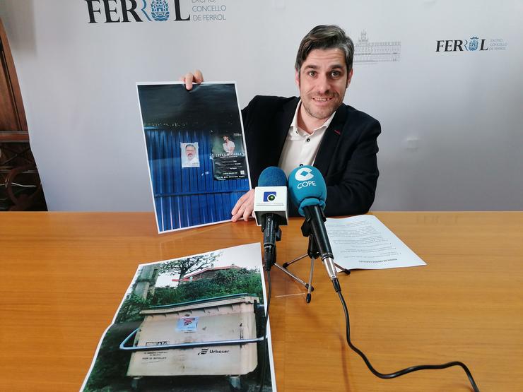 Alejandro Padilla (PP) mostrando os carteis en mobiliario urbano. Ferrol. / Europa Press