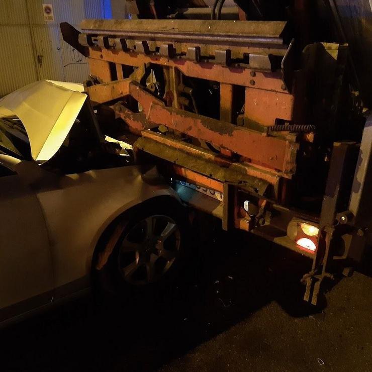 Imaxe do coche encaixado contra un camión do lixo en Lugo.. POLICÍA LOCAL DE LUGO / Europa Press