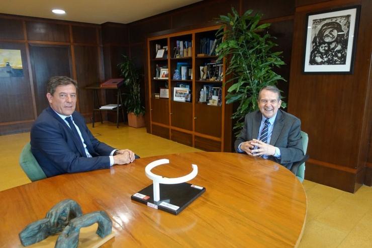 Reunión do delegado do Goberno en Galicia, José Ramón Gómez Besteiro, e o alcalde de Vigo, Abel Caballero, na primeira visita de Besteiro á cidade como representante do Executivo central / CONCELLO DE VIGO 