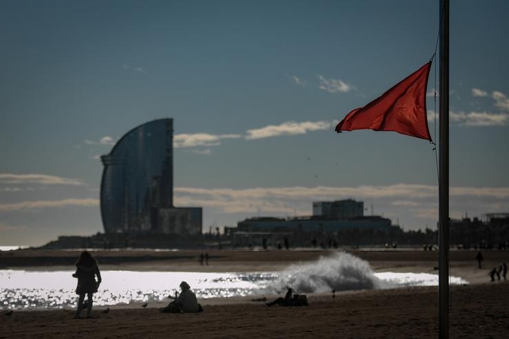 Arquivo - Bandeira vermella a causa do temporal na praia da Barceloneta, a 17 de xaneiro de 2023, en Barcelona, Catalunya (España). O sétimo gran temporal da tempada trouxo vento, ondada, nevadas e choivas ao catro provincias catalás, que. Kike Recuncho - Europa Press - Arquivo 