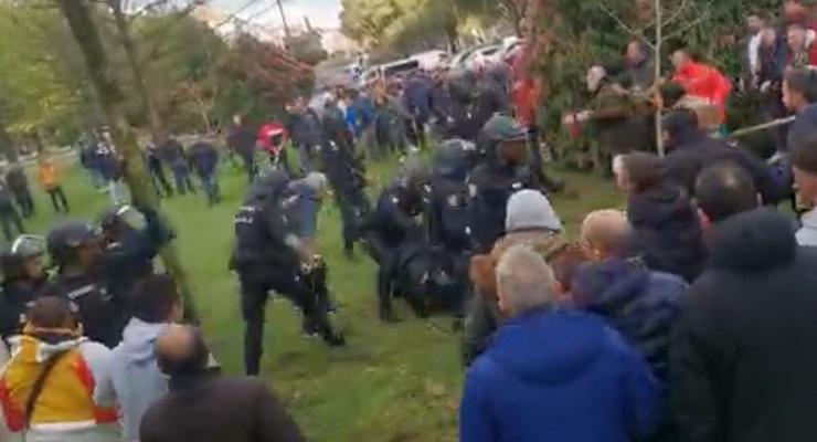 Un momento da carga policial na protesta de bateeiros en San Caetano polo conflito da mexilla. PLATAFORMA EN DEFENSA DÁ CRÍA