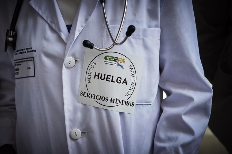 Sanitaria con cartel de servizos mínimos durante a terceira xornada da folga de médicos galegos  