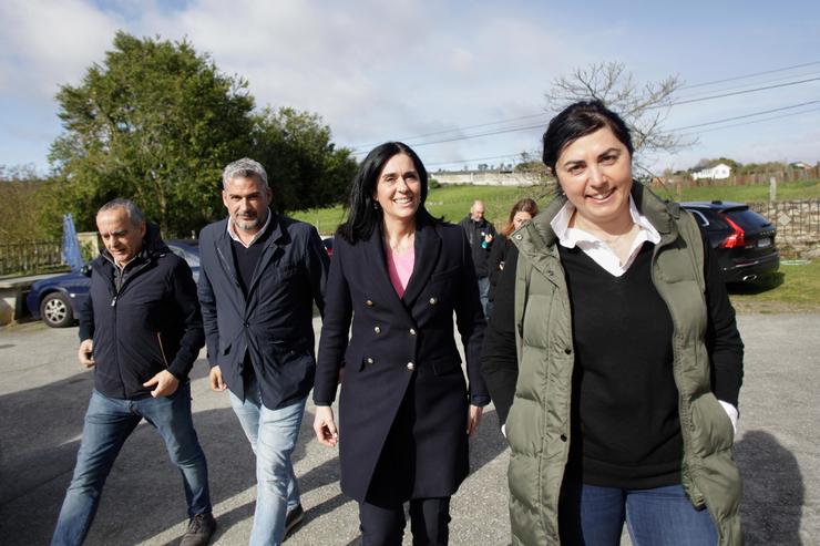 O secretario de Organización do PP, Anxo González, arroupa á candidata do PP en Lugo, Elena Candia, xunto con outros dirixentes da formación.. Carlos Castro - Europa Press / Europa Press