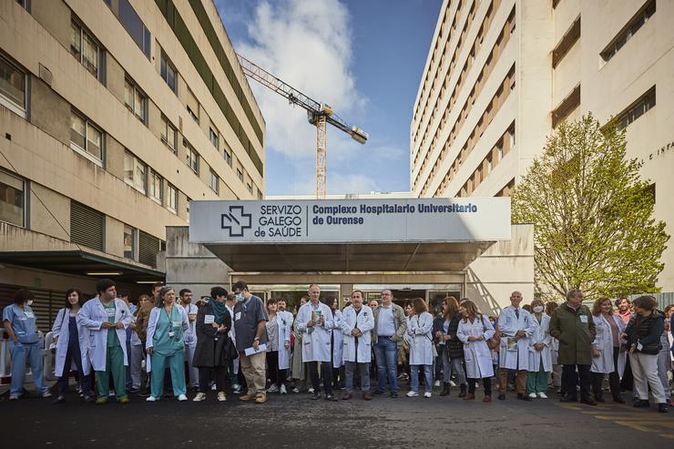 Decenas de persoas protestan durante a terceira xornada da folga de médicos galegos,