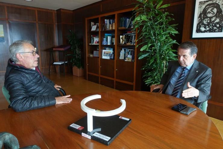O alcalde de Fornelos de Montes, Emiliano Lage, e o alcalde de Vigo, Abel Caballero.. CONCELLO DE VIGO / Europa Press