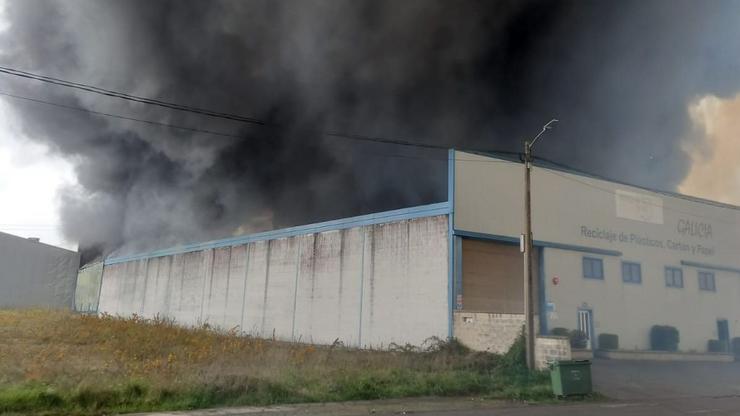Incendio nunha nave industrial no polígono Sete Ventos de Vilalba / Youtube