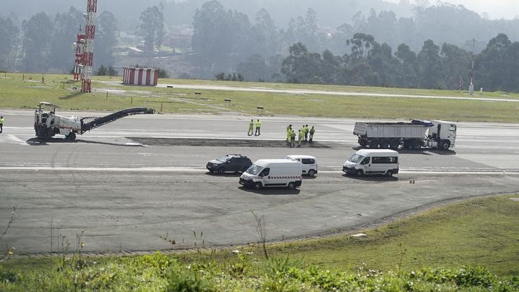 Varios coches durante as obras na pista do aeroporto de Vigo. Javier Vázquez - Europa Press 