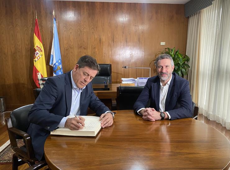 O delegado do Goberno, José Ramón Gómez Besteiro, reúnese co presdiente da Fegamp, Alberto Varela, na sede do ente municipalista 