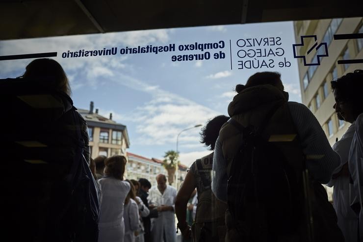 Unha señora espera en cadeira de rodas no Complexo Hospitalario Universitario durante a terceira xornada da folga de médicos galegos, a 13 de abril de 2023, en Ourense, Galicia (España). Os médicos galegos están chamados a secundar a folga indef. Agostime - Europa Press 