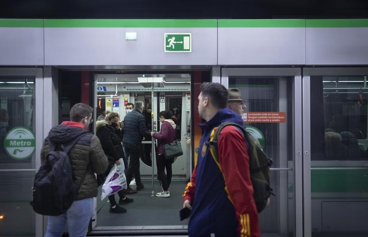 Arquivo - Varias persoas con e sen máscaras na estación de metro. A 08 de febreiro de 2023, en Sevilla (Andalucía, España). O uso das máscaras nos transportes públicos de España deixa de ser obrigatorio hoxe, unha vez publicada no Boletín. María José López - Europa Press - Arquivo / Europa Press