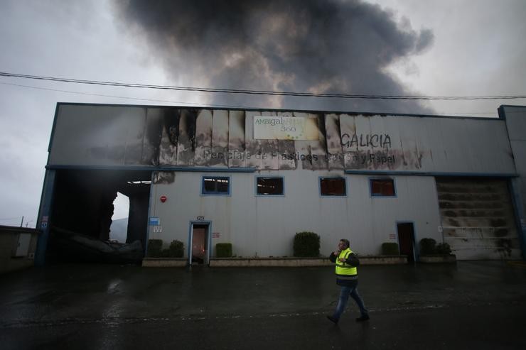 Un equipo de bombeiros traballa durante un incendio nunha nave de reciclaxe no polígono industrial Sete Pontes, a 13 de abril de 2023 