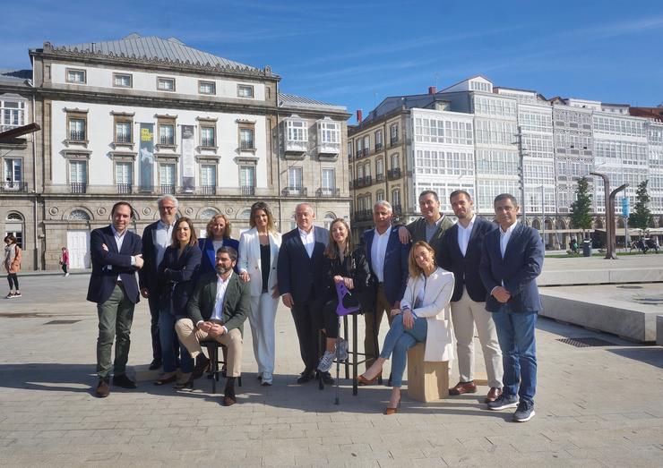 O candidato do PP á alcaldía da Coruña, Miguel Lorenzo, xunto a outros integrantes da candidatura / PP