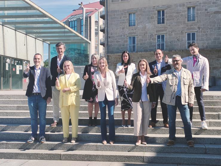 A candidata do PP á Alcaldía de Vigo, Marta Fernández Tapias, coas primeiras persoas da súa lista electoral para os comicios do 28 de maio de 2023. / Europa Press